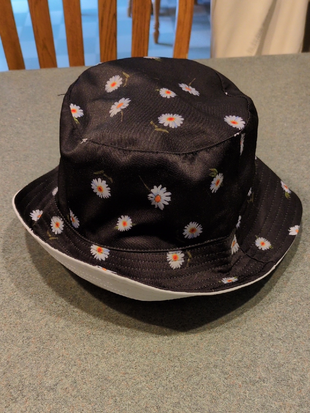 alice +  Olivia Daisy Reversible Bucket Hat - White & Black NWOT
